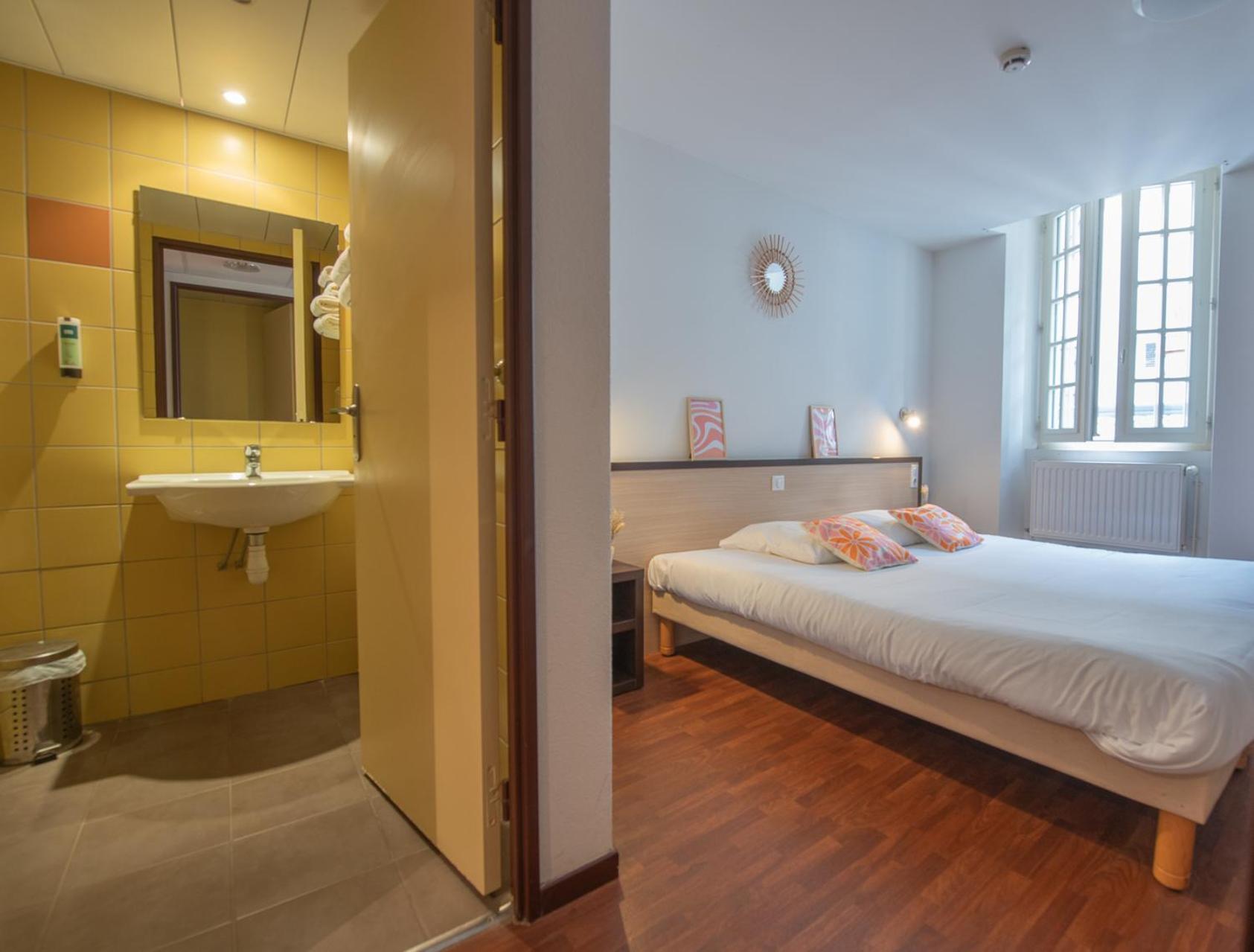 Logis Hotel Le Commerce Navarrenx ภายนอก รูปภาพ
