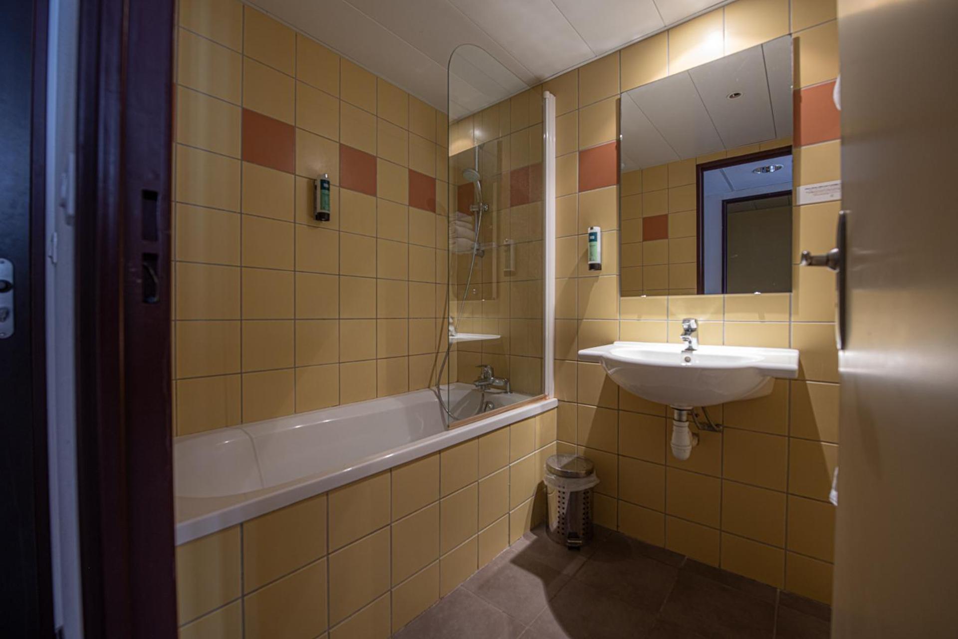 Logis Hotel Le Commerce Navarrenx ภายนอก รูปภาพ